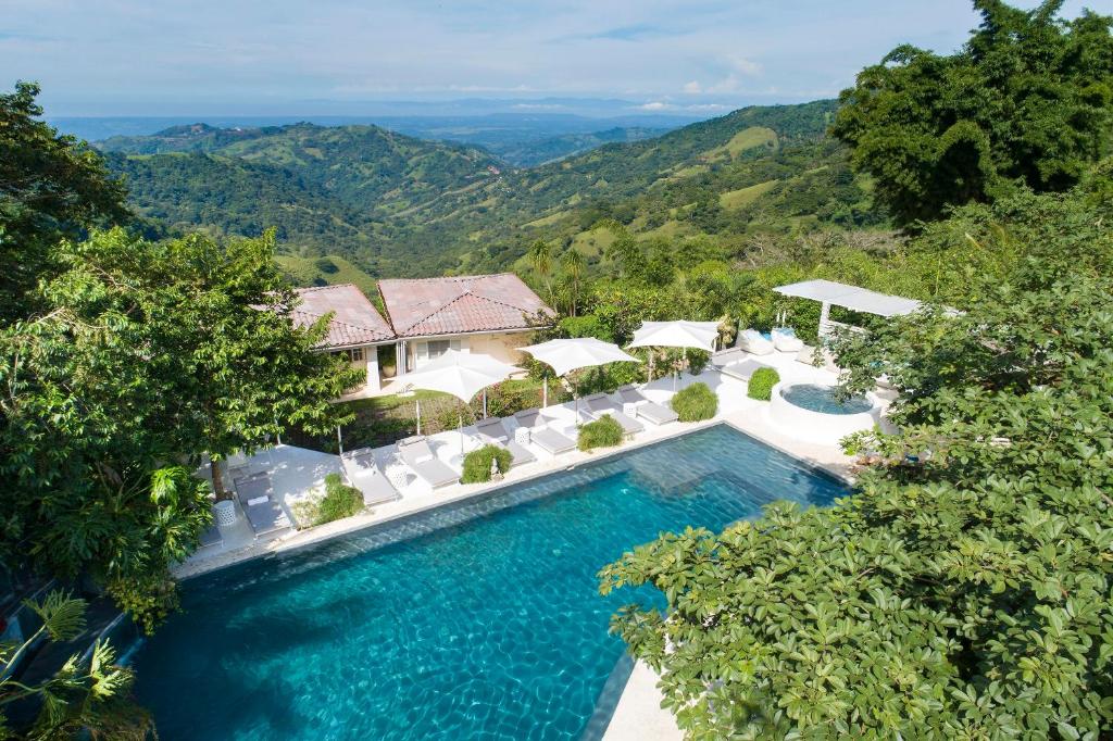 The-Retreat-Costa-Rica-Piscine-vue-Luxe-Wellness-Club